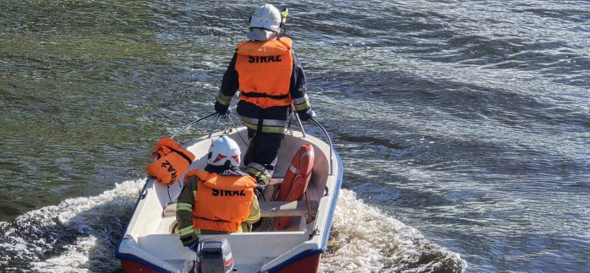 Mężczyzna spadł z mostu do rzeki w Trzebiatowie, trwa akcja ratunkowa [ZDJĘCIA]