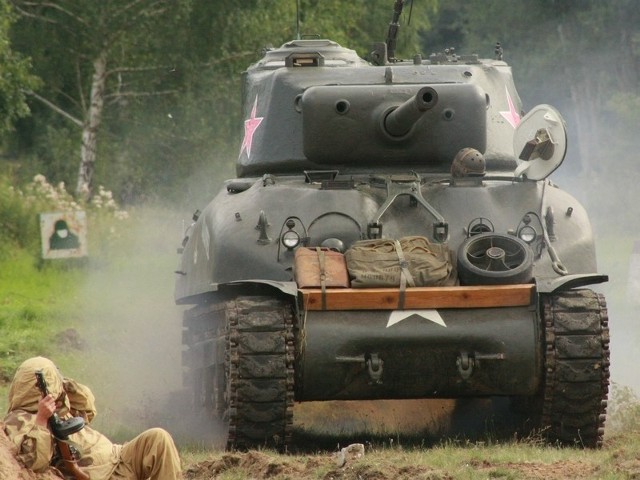 Bitwę rozpoczął atak czołgu Sherman