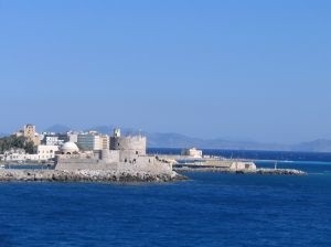 Akcje protestacyjne odbywają się w Atenach, czyli stolicy Grecji. Natomiast nasi klienci wypoczywają na wyspach: Krecie, Kos, Korfu, Rodos (na zdjęciu), Zakynthos oraz Półwyspie Chalkidiki.