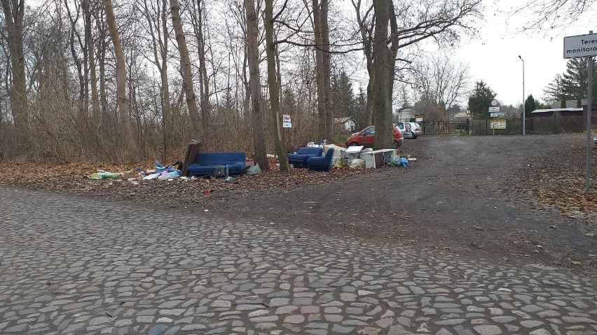 W Chełmnie co kilka miesięcy organizowany jest wywóz odpadów...