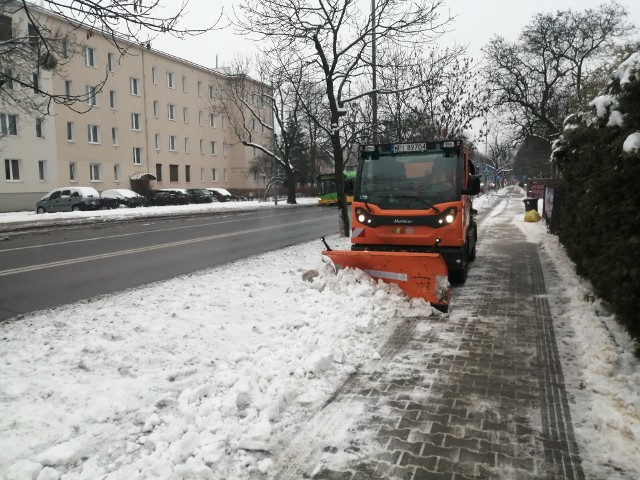 Trwa odśnieżanie ulic, chodników i ścieżek rowerowych. Na zdjęciu ulica Bukowska.Zgłoszenia dotyczące Akcji Zima przyjmowane są pod numerem 61 64 77 231 (każde zgłoszenie jest rejestrowane) lub przez email: zima@zdm.poznan.pl.
