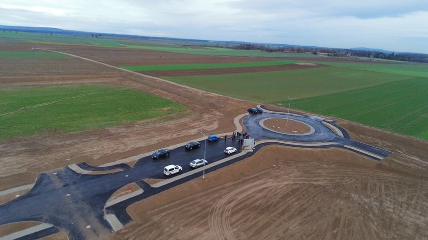 Zbudowali drogę i rondo w polu przy autostradzie A4. Co tam będzie? [ZDJĘCIA] 