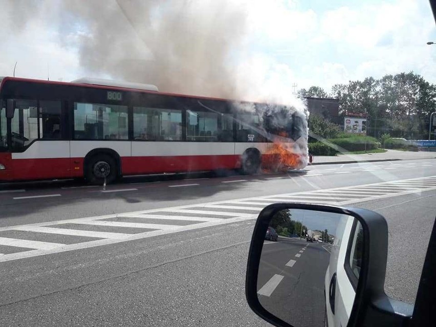 Autobus linii 800 zapalił się na przystanku koło stadionu...