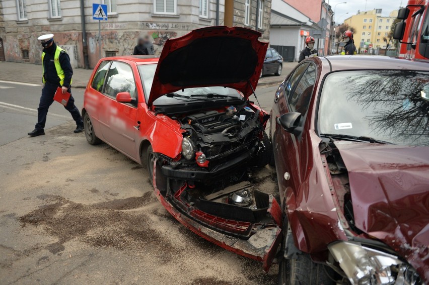 Wypadek w Przemyślu. Na ul. Dworskiego kierujący volkswagenem zderzył się z nissanem. Ranna została jedna osoba [ZDJĘCIA]