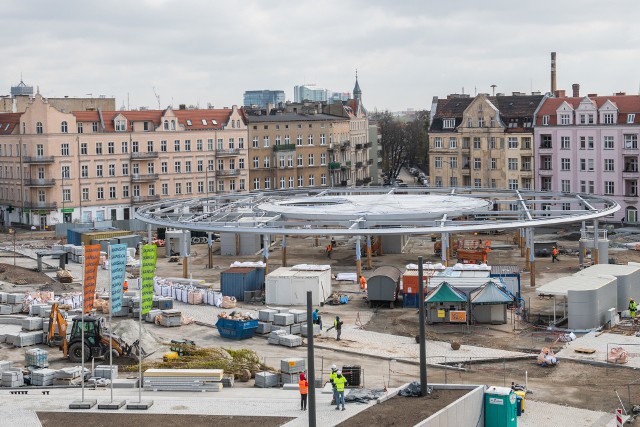 Po zakończeniu inwestycji, która kosztuje ponad 40 mln zł, rynek Łazarski w Poznaniu zmieni radykalnie swój wygląd. Zostaną na nim wydzielone dwie strefy. Jedna handlowa – z targowiskiem pod przezroczystym zadaszeniem oraz druga, która będzie pełnić funkcje rekreacyjną, kulturalną i społeczną. Ta ostatnia stanie się miejscem spotkań i wypoczynku mieszkańców, będą mogły odbywać się tutaj różnego rodzaju wydarzenia plenerowe.