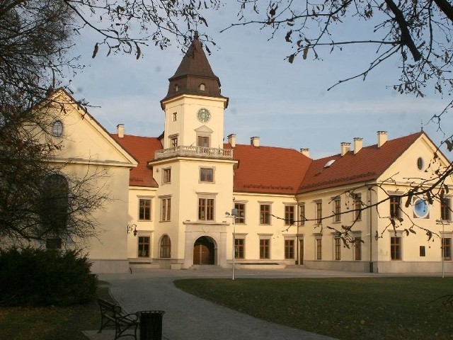 Zamek Dzikowski w Tarnobrzegu odzyskuje dawny blask po przeprowadzanym gruntownym remoncie. Czy obiekt trafi w ręce dawnych właścicieli?