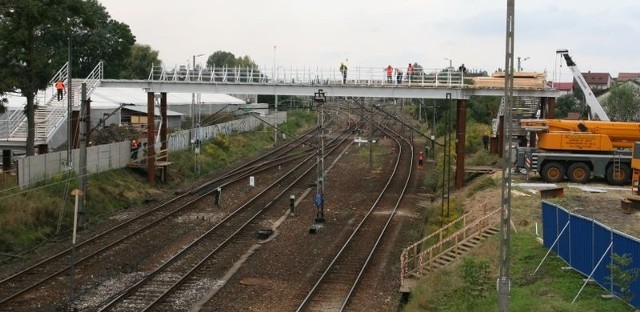 W sobotę, obok wiaduktu herbskiego w Kielcach, zamontowano tymczasową kładkę dla pieszych, która posłuży im do sierpnia 2010 roku. 