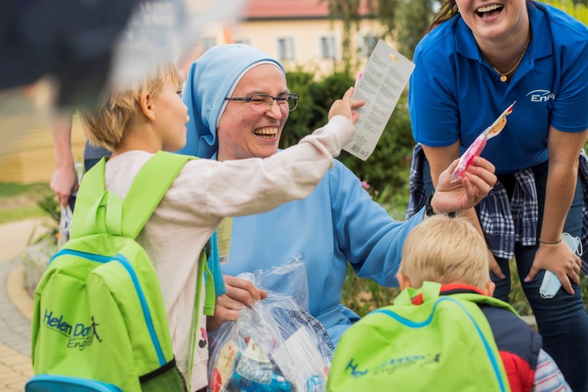 Wolontariusze Elektrowni Połaniec przekazali tornistry dzieciom z Domu Dziecka w Pacanowie 