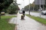 Drogowy absurd w Łodzi. Kosz z betonu na środku ścieżki rowerowej 