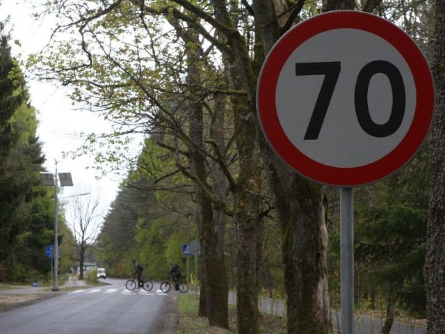 Przejazd rowerowy na drodze ze Słupka do Krępy. Rowerzyści twierdzą, że znak ograniczenia prędkości do 70 km/h nie gwarantuje im bezpieczeństwa. Fot. Kamil Nagórek  