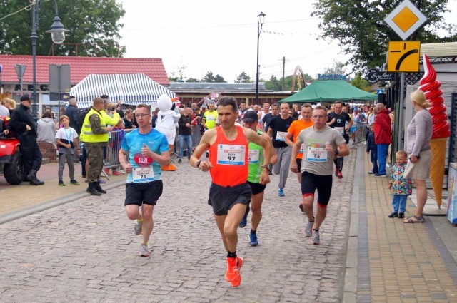 Od początku biegu bardzo ostre tempo narzucił faworyt Piotr Pobłocki (nr 97), który utrzymał  je  do  mety. Za lęborczaninem na drugim miejscu przybiegł Dariusz Szopiński (na zdjęciu pierwszy z prawej)