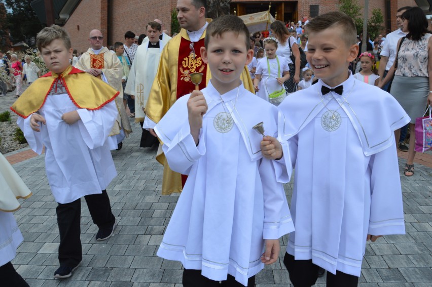 Procesja w Stalowej Woli od kościoła Trójcy Przenajświętszej...