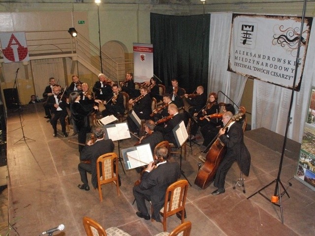 Jeden z festiwalowych koncertów w sali  zabytkowego dworca kolejowego. Gra orkiestra pod dyr. Agnieszki Duczmal