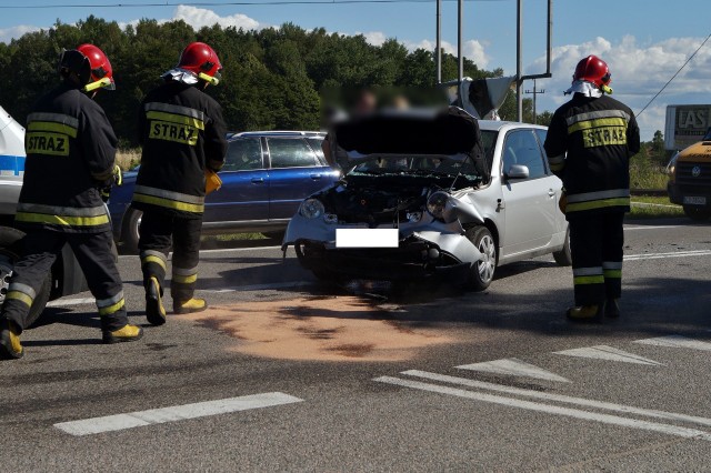 Do zdarzenia doszło około godziny 17 w miejscowości Sycewice niedaleko Słupska. Kierująca autem nie zachował należytej ostrożności i uderzył w tył Forda Mondeo. Kierująca (21 lat), otrzymała za kolizję mandat w wysokości 300 zł.