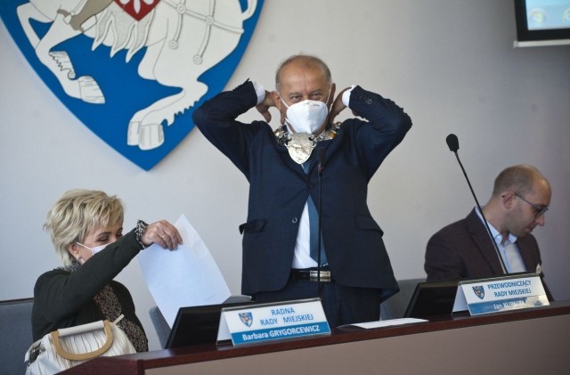 Jan Kuriata (w środku), przewodniczący Rady Miejskiej w Koszalinie został usunięty z szeregów partii.