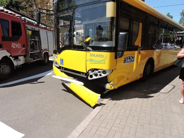 Wypadek autobusu w Chorzowie. Zderzył się z samochodem osobowym