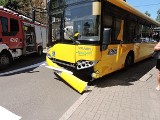 Wypadek autobusu w Chorzowie ZDJĘCIA Autobus linii 632 zderzył się z samochodem