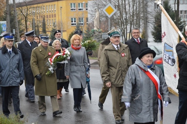 Licznie przybyłe na uroczystośc delegacje przemaszerowały przez miasto do pomnika marszałka Józefa Piłsudskiego.