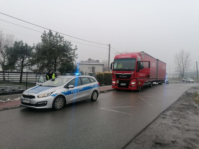 Policyjna akcja "Blind Trucker I” odbyła się na DW 964 w Podłężu koło Niepołomic po raz pierwszy, ale nie ostatni. Na tym odcinku trasy obowiązuje ograniczenie masy pojazdów do 12 ton, ale kierowcy nagminnie łamią zakaz i jadą tirami przez wioskę