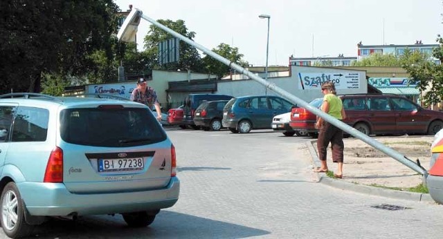 Zarówno kierowcy, jak i przechodnie dziwili się, że od kilku dni latarnia jest przechylona. Okazało się, że kierownicy sklepu Tesco zajęli się już sprawą.