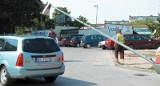 Latarnia na parkingu przy supermarkecie prawie leży. Kierowcy z trudem ją omijają