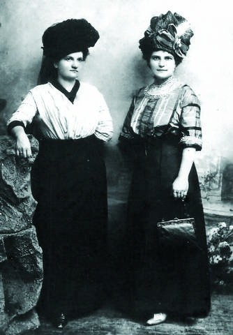 Władysława Hass (po prawej) - matka Stanisława, ze swoją...