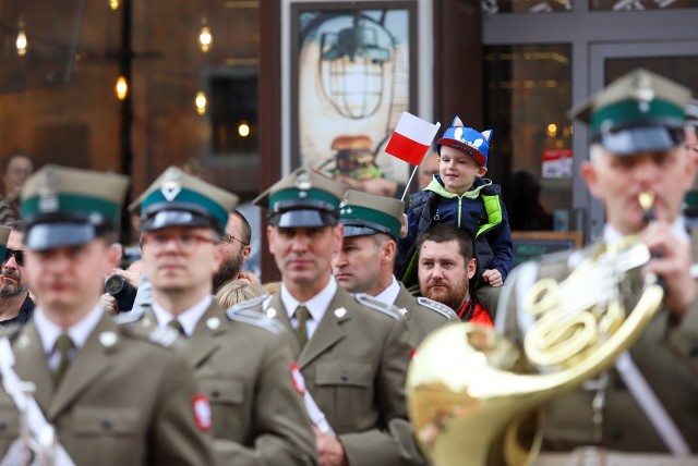 Uroczystość wojskowa, piknik patriotyczny, koncerty i przemówienia - między innymi takie wydarzenia zaplanowano w Toruniu z okazji Dnia Flagi. Wszystkie imprezy odbywają się na starówce.