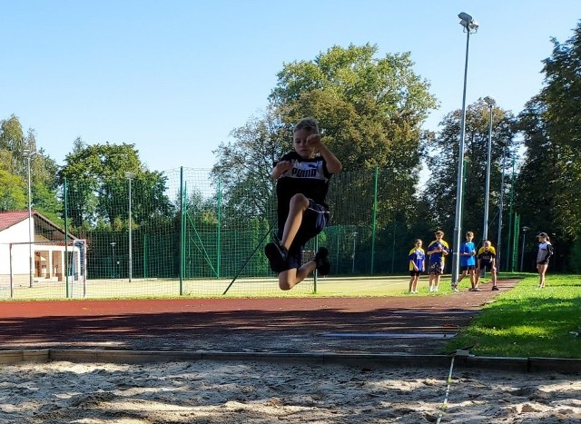 W turnieju lekkoatletyki o Puchar Burmistrza Wodzisławia wzięły udział cztery szkoły podstawowe z terenów gminy. Zobacz na kolejnych slajdach jak wyglądały ich zmagania