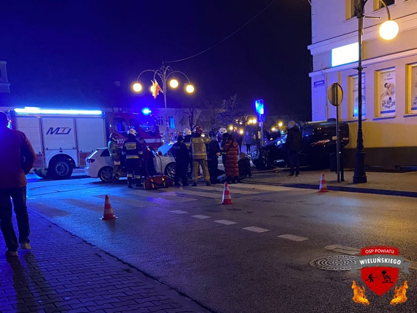 Groźny wypadek w centrum Wielunia. Auto dachowało na chodniku 