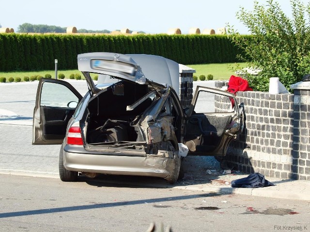 Kierowca opla vectry trafił do szpitala.