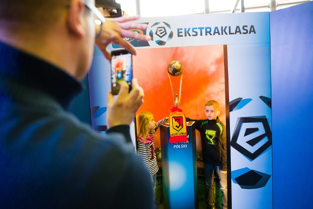 Ekstraklasa Trophy Tour zawitało do Białegostoku. W Galerii Alfa gdzie pojawił się puchar nie brakowało atrakcji. Można było zrobić sobie zdjęcię z trofeum, pograć w piłkę lub na konsoli. Około godziny 17 galerię odwiedzili również piłkarze Jagiellonii. Mogli oni zapoznać się z pucharem, oby już niedługo powrócił on do Białegostoku