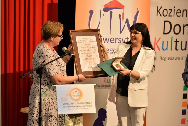 Uniwersytet Trzeciego Wieku w Kozienicach został uhonorowany medalem Pro Mazovia. Został on złożony na ręce dyrektor UTW Elwiry Kozłowskiej