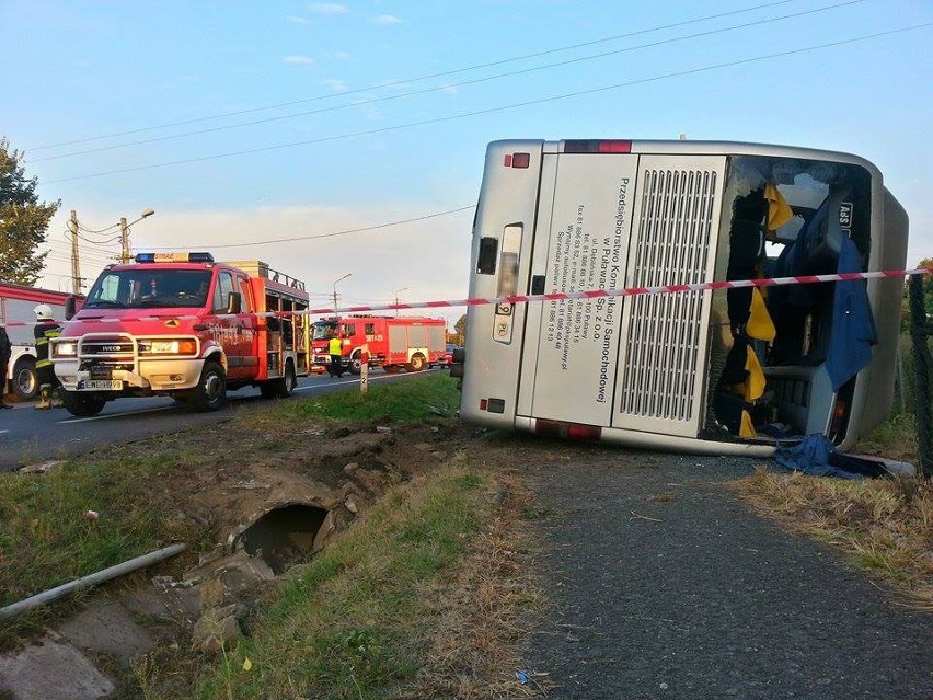 Tragiczny wypadek pod Wieruszowem. Autobus wypadł z drogi, jedna osoba nie żyje [ZDJĘCIA, FILM]