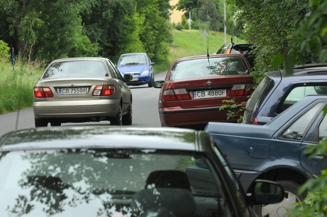 Pobocze wąskiej ulicy Zamczysko w ten weekend było pełne samochodów. Kierowcom jadącym z dwóch kierunków trudno było się przecisnąć.