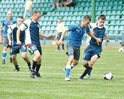 Piłkarze Dalinu Myślenice (koszulki granatowo-białe) rozpoczną sezon od meczu z Unią Tarnów FOT. Wacław Klag