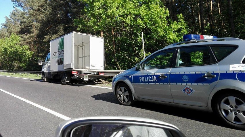 Piątkowe utrudnenia: Auto wjechało w bariery na S3, korek koło Kołbaskowa
