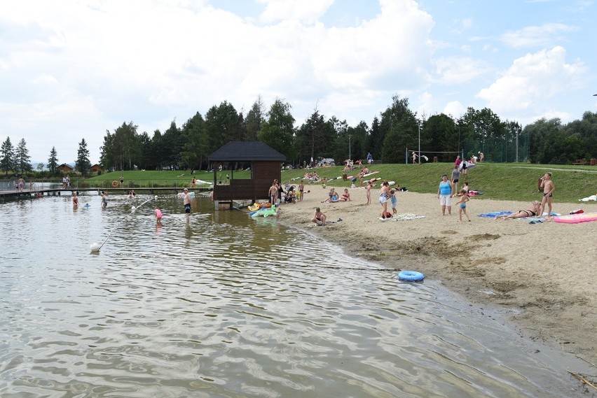 Stary Sącz. Na „Stawach” coraz więcej kąpiących, bo dopisuje pogoda [ZDJĘCIA]