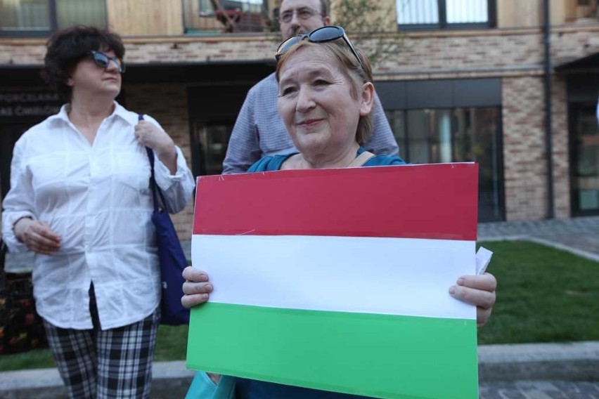 Solidarnościowy protest przed konsulatem węgierskim w Krakowie