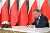 Prezydent Andrzej Duda podpisał ustawę o dystrybucji węgla przez samorządy. Gminy będą sprzedawały węgiel za nie więcej niż 2 tysiące zł 