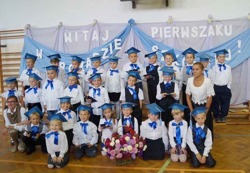 Ślubowanie klas pierwszych w szkole w Dretyniu
