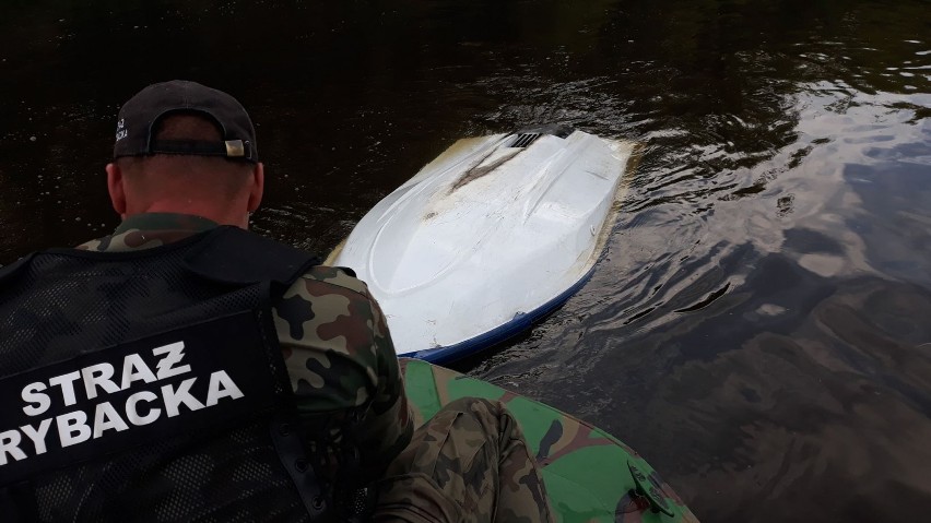 Wypadek w Dzbeninie. Na Narwi wywrócił się skuter wodny. Interweniowała Społeczna Straż Rybacka koła PZW nr 38