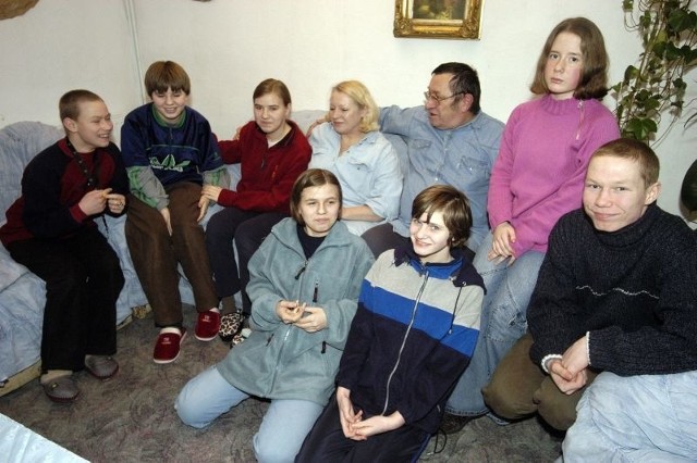 Państwo Łyszkowscy oraz ich siedmioro przybranych dzieci, które wychowują od 10 lat.