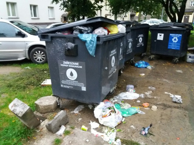 Bałagan jak co tydzień - napisał do nas jeden z mieszkańców centrum Białegostoku, skarżąc się na zalegające przy kontenerach śmieci.Kolejna osoba skarżąca się na zalegające śmieci też ma dość. - Ten widok zaczyna już męczyć - napisał nasz Czytelnik.