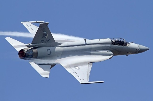 JF-17 pakistańskich sił powietrznych przyleciał juz do Dęblina.