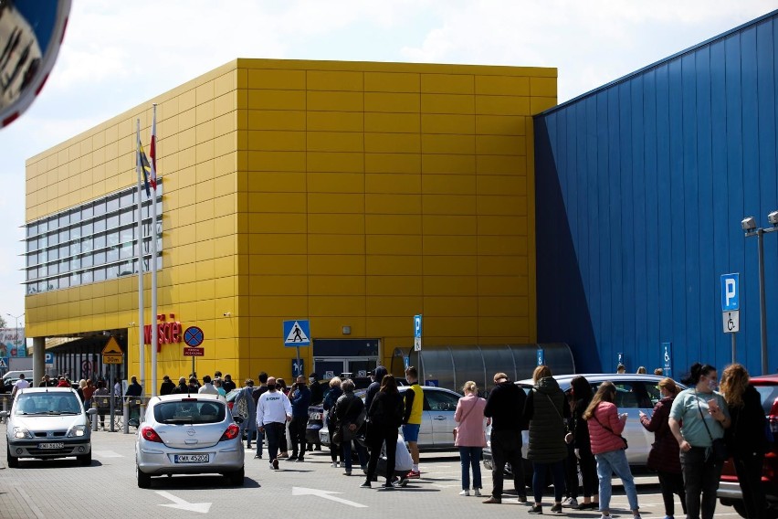 Kraków. Kolejki do sklepu IKEA. Klienci przychodzą głównie po produkty do sypialni i meble ogrodowe [ZDJĘCIA]