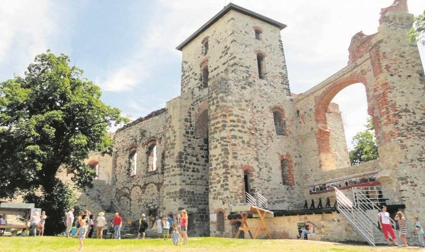Odnowione ruiny zamku Tenczyn w Rudnie w weekendy odwiedza...