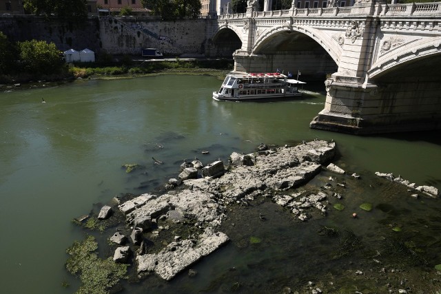 Łódź przepływa obok ruin starożytnego mostu, które zazwyczaj znajdują się pod wodą