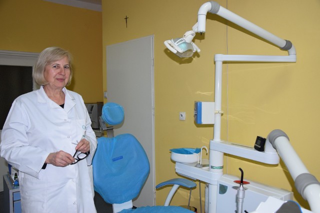 Alina Bratek-Banasik jest lekarzem stomatologiem od 46 lat we Włoszczowie. Prowadzi swój prywatny gabinet na osiedlu Broniewskiego 20.