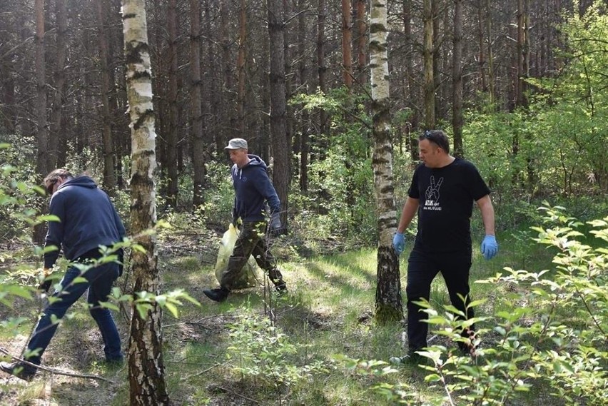 - Co trzeba mieć w głowie żeby zostawiać to w lesie. Tam...