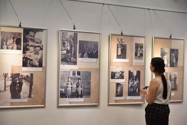 Wystawę przedstawiającą archiwalne zdjęcia gdowskich mam można oglądać w Centrum Kultury w Gdowie do 15 czerwca 2022
